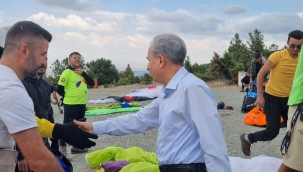 BAŞKAN AKKAYA'DAN EĞİTİM ALAN PARAŞÜTÇÜLERLE BULUŞTU 