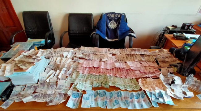 DİLENCİNİN ÜZERİNDEN ÇIKAN PARA ŞAŞIRTTI 