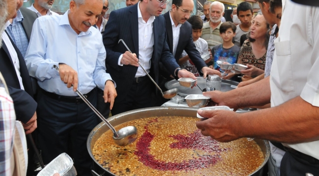 VATANDAŞLAR AŞURE İKRAMINA YOĞUN İLGİ GÖSTERDİ 