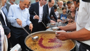 VATANDAŞLAR AŞURE İKRAMINA YOĞUN İLGİ GÖSTERDİ 