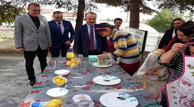 ÖZEL ÖĞRENCİLERDEN PROTOKOLE LİMONATA İKRAMI 