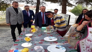 ÖZEL ÖĞRENCİLERDEN PROTOKOLE LİMONATA İKRAMI 