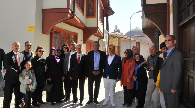ÜNLÜ TÜRKÜCÜ YAVUZ BİNGÖL; AKŞEHİR SOKAKLARINDA 