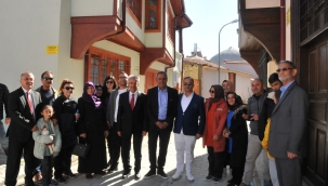 ÜNLÜ TÜRKÜCÜ YAVUZ BİNGÖL; AKŞEHİR SOKAKLARINDA 