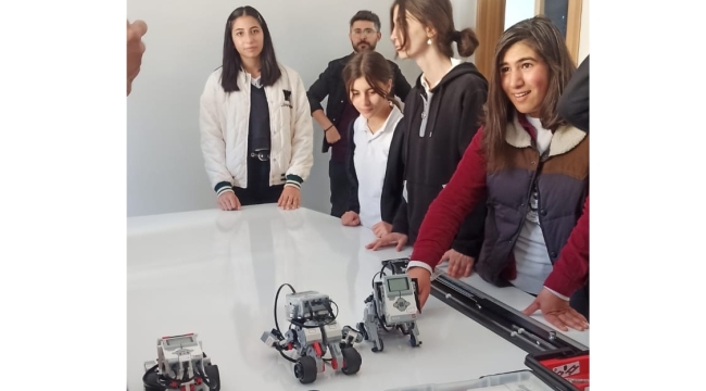 YUNAK'TA FEN VE TEKNOLOJİ KÜTÜPHANESİ EĞITIME KATKI SAĞLIYOR 