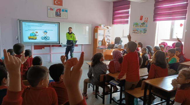 YUNAK'TA OKULLARDA TRAFİK EĞİTİMLERİ BAŞLADI 