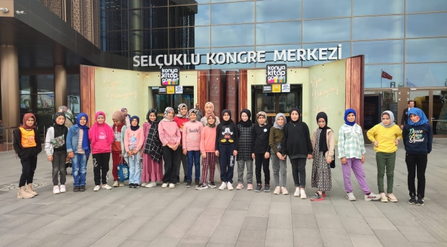 YUNAKLI ÖĞRENCİLER KİTAP FUARINDA 