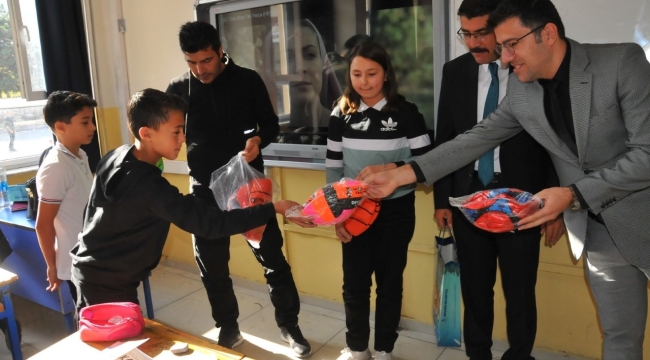 Ödüllü Atık Pil Kampanyasıyla Top Seti Kazanan Okullar Hediyelerini Aldı 