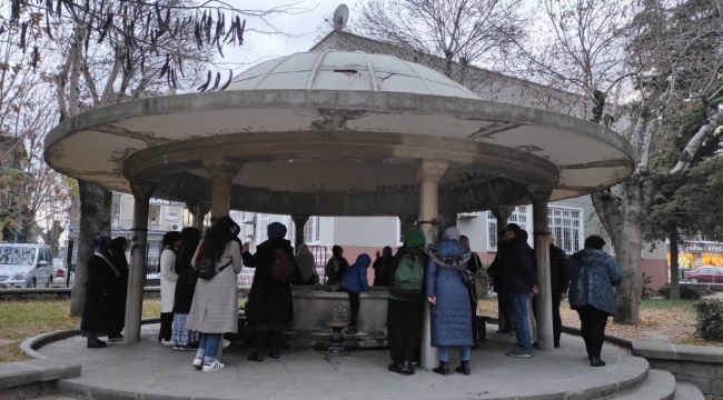 Tarihi Caminin Şadırvanı İlginç Özelliğiyle Dikkat Çekiyor