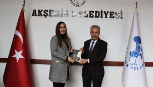 EDEBİYAT ÖĞRETMENİ BURCU TOTAN BAŞKAN AKKAYA'YA KİTAP TAKDİM ETTİ 