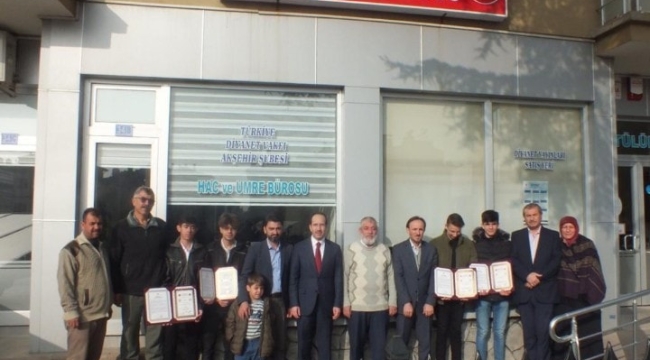 HAFIZLIĞINI TAMAMLAYAN ÖĞRENCİLERE BELGE TAKDİMİ YAPILDI. 