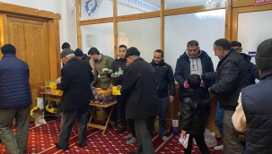 YUNAK BELEDİYESİ REGAİP KANDİLİ DOLAYISIYLA CAMİİLERDE VATANDAŞLARA İKRAMDA BULUNDU 
