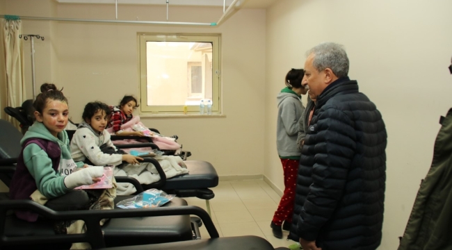 BAŞKAN AKKAYA; KAZA GEÇİREN DEPREMZEDELERİ ZİYARET ETTİ. 