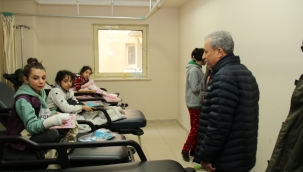 BAŞKAN AKKAYA; KAZA GEÇİREN DEPREMZEDELERİ ZİYARET ETTİ. 