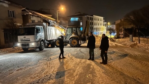 BAŞKAN KONAK GECE MESAİSİNDE KAR TEMİZLEME ÇALIŞMALARINA KATILDI 