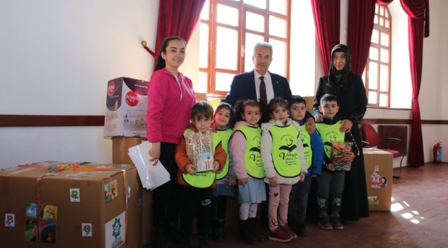 Oyuncaklar Hatay'a Gönderilmek Üzere Başkan Akkaya'ya Teslim Edildi 