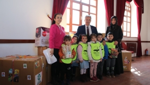 Oyuncaklar Hatay'a Gönderilmek Üzere Başkan Akkaya'ya Teslim Edildi 