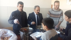 Yunak'ta 1700 Öğrenciye Ücretsiz Yemek Veriliyor 