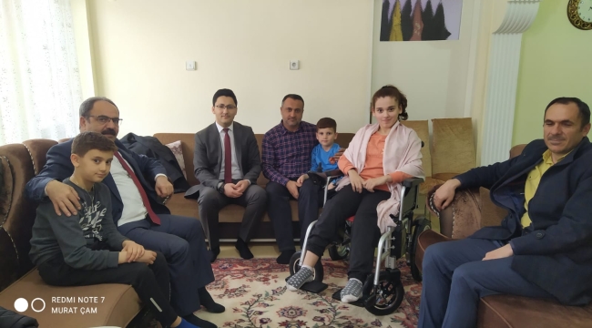 YUNAK'TA DEPREMZEDE ÖĞRENCİYE AKÜLÜ ENGELLİ ARACI HEDİYE EDİLDİ