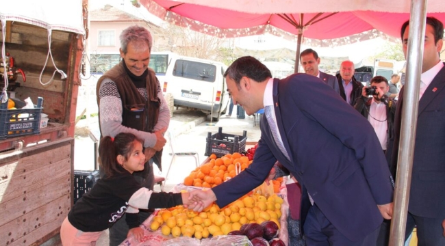 CHP'Lİ ERCAN PAZARCI ESNAFI İLE KUCAKLAŞTI