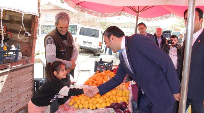 CHP'Lİ ERCAN PAZARCI ESNAFI İLE KUCAKLAŞTI 