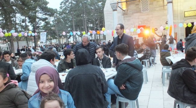 Gençler iftarda buluştu.. 