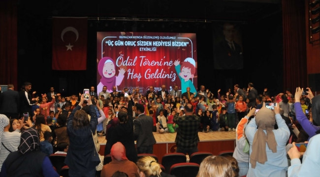 Oruç Tutan Çocuklar Hediyelerine Kavuştu 