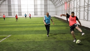 BAŞKAN ERTAŞ GENÇLERLE HALI SAHA'DA BULUŞTU 