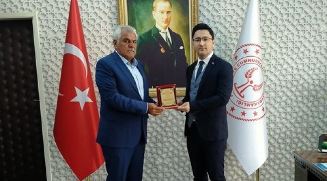 KAYMAKAM KARAHAN'DAN HAYIRSEVER İŞ ADAMI RESUL GÜLER'E PLAKET 