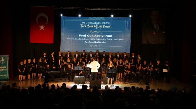 Akşehir Belediyesi TSM Korosu Dinleyenlerini Mest Etti 