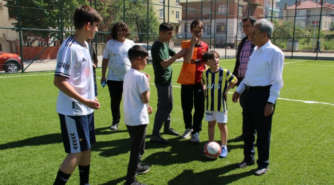 Başkan Akkaya Gençlerle Top Oynayıp, Mıntıka Temizliği Yaptı