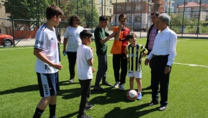 Başkan Akkaya Gençlerle Top Oynayıp, Mıntıka Temizliği Yaptı 