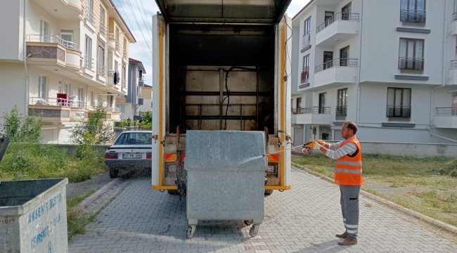 Çöp Konteynerleri Yerinde Yıkanarak Dezenfekte Ediliyor 