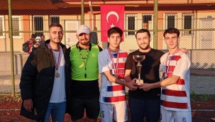 ŞAMPİYONLUK KUPASINI EMRE ERDOĞAN'DAN ALDILAR. 