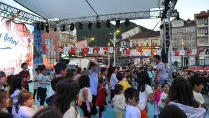 Cumhuriyet Meydanı'nda Sihirbaz Gösterisi ve Doğukan Alsay Şov 