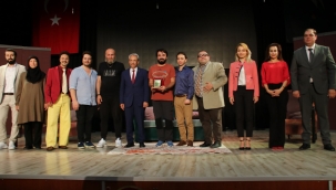 Salaklar Sofrası Adlı Tiyatro Oyunu Büyük İlgiyle İzlendi 