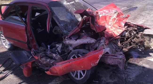 TURGUT KAVSAGINDA MEYDANA GELEN TRAFIK KAZASINDA 1 KISI OLDU 2 KISI YARALANDI.. 