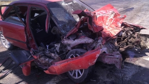 TURGUT KAVSAGINDA MEYDANA GELEN TRAFIK KAZASINDA 1 KISI OLDU 2 KISI YARALANDI.. 