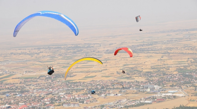Akşehir Semaları Yamaç Paraşütleri ile 10. Kez Renklendi 