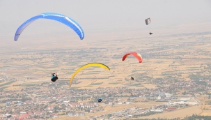 Akşehir Semaları Yamaç Paraşütleri ile 10. Kez Renklendi 