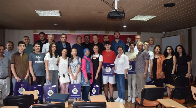BAŞKAN ENDER KALKAN LGS SINAVINDA TAM PUAN ALAN YKS'DE İLK 2500'E GİREN AKŞEHİR'Lİ ÖĞRENCİLERLE BİR ARAYA GELDİ 