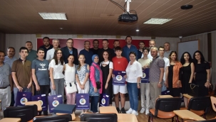 BAŞKAN ENDER KALKAN LGS SINAVINDA TAM PUAN ALAN YKS'DE İLK 2500'E GİREN AKŞEHİR'Lİ ÖĞRENCİLERLE BİR ARAYA GELDİ 