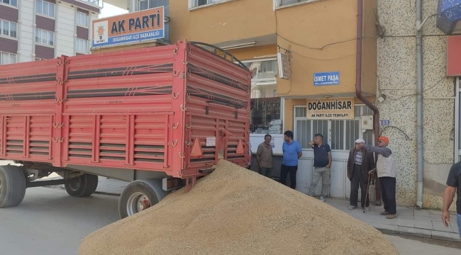 DOĞANHİSARLI ÇİFTÇİ BUĞDAYINI AK PARTİ BİNASININ ÖNÜNE DÖKTÜ 