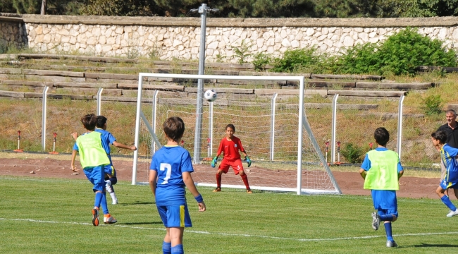 U-12 Futbol Turnuvası Çekişmeli Maçlara Sahne Oldu 