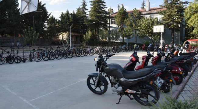 Konya'da polislerin baskın yaptığı evden 53 adet çalıntı bisiklet ve motosiklet çıktı! 