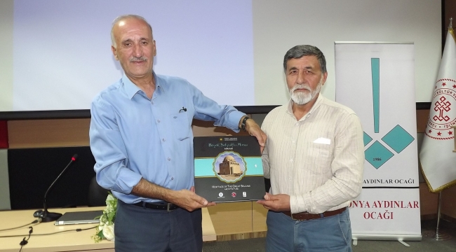 "Şiir karanlıkta isabet eden oktan tesirlidir" 