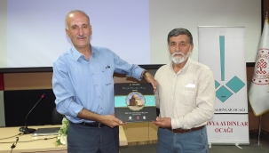 "Şiir karanlıkta isabet eden oktan tesirlidir" 