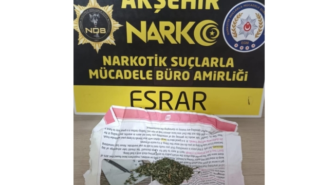 ŞÜPHELİ ARAÇTA 4 KİŞİ GÖZALTINA ALINDI 