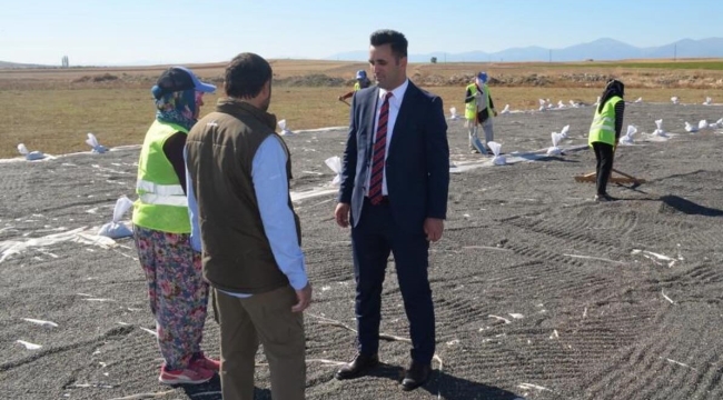 KAYMAKAM TUĞ , ÇİFTÇİ VE TARIM İŞÇİLERİNİ ZİYARET ETTİ