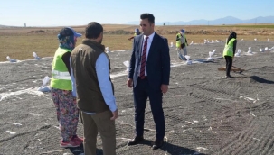  KAYMAKAM TUĞ , ÇİFTÇİ VE TARIM İŞÇİLERİNİ ZİYARET ETTİ